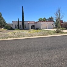 Building Photo - 904 E Christmas Tree Ln