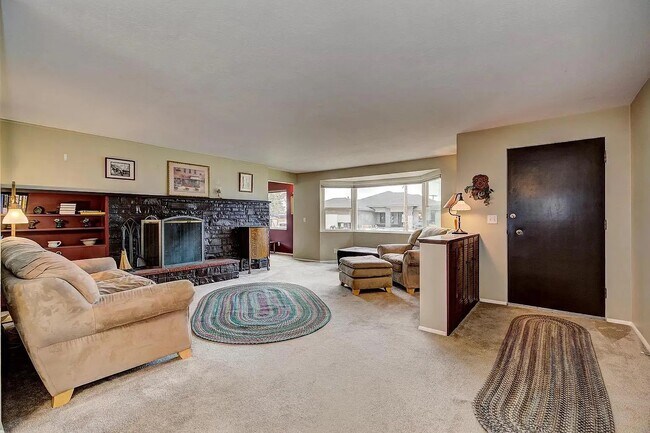 Foto del edificio - 3411 W Hillcrest Dr
