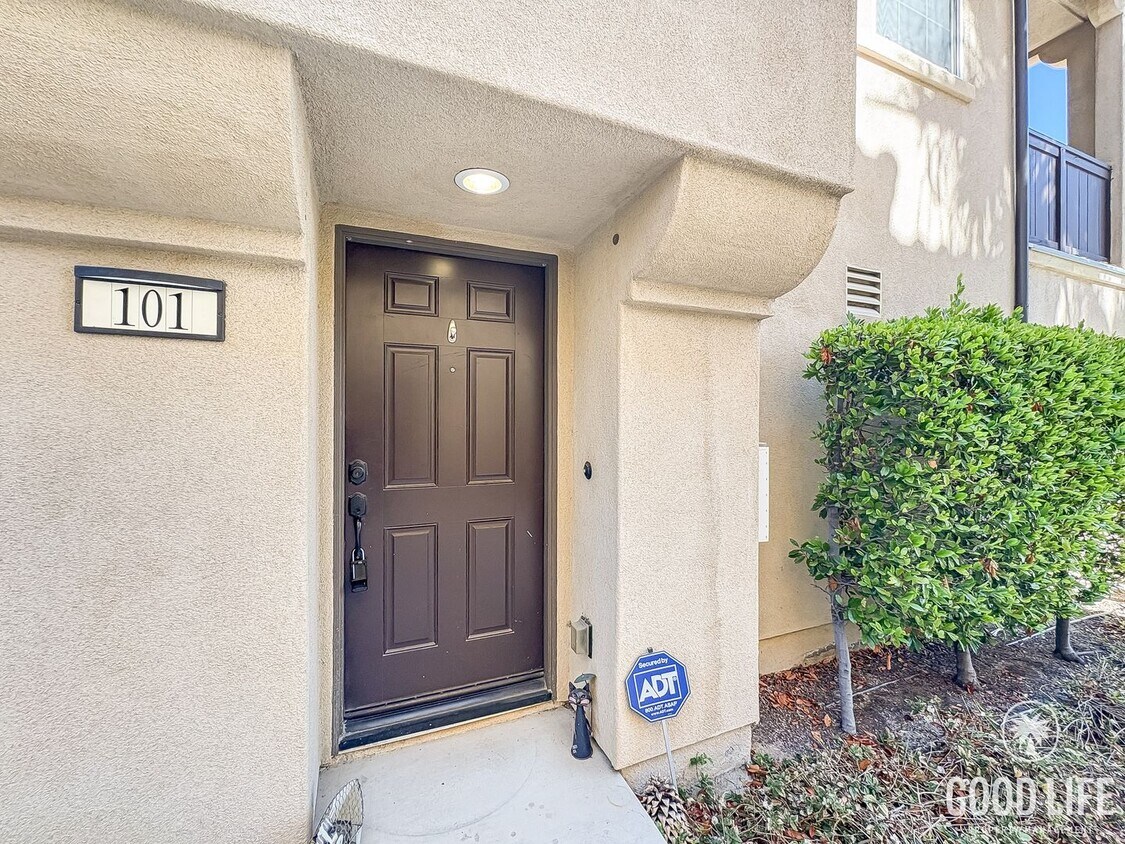 Primary Photo - Beautiful 3B/3BA Townhome in Gated Communi...