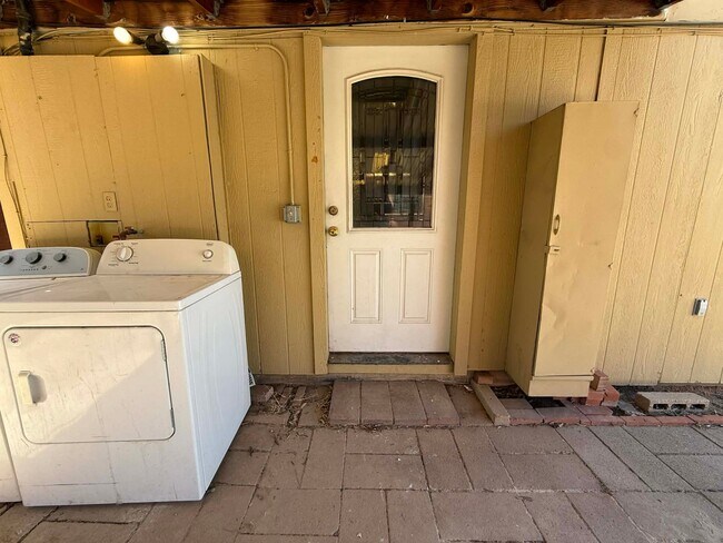 Foto del edificio - 1137 E Adelaide Dr