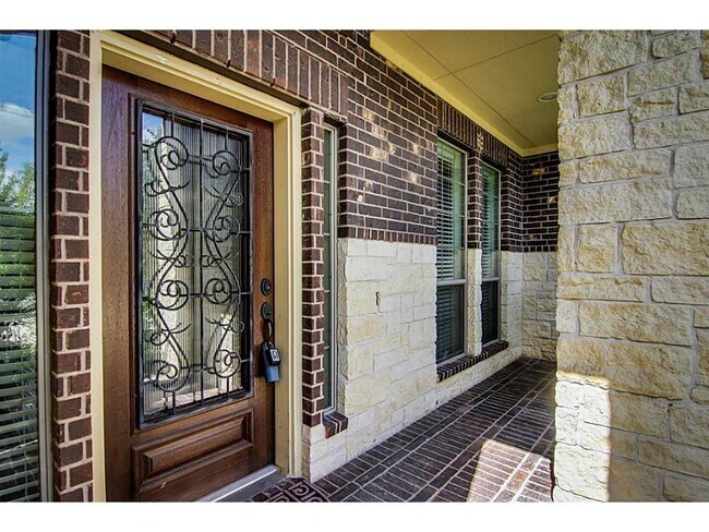 Building Photo - 10207 White Pines Dr