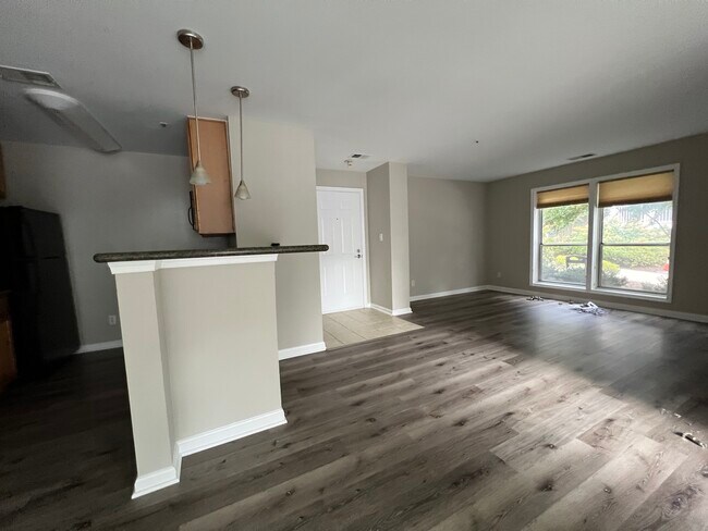 Building Photo - 3175 Summit Square Dr