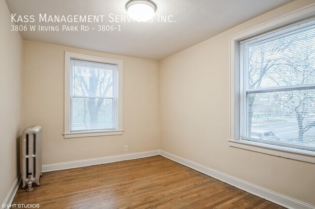 Foto del edificio - 3806 W Irving Park Rd