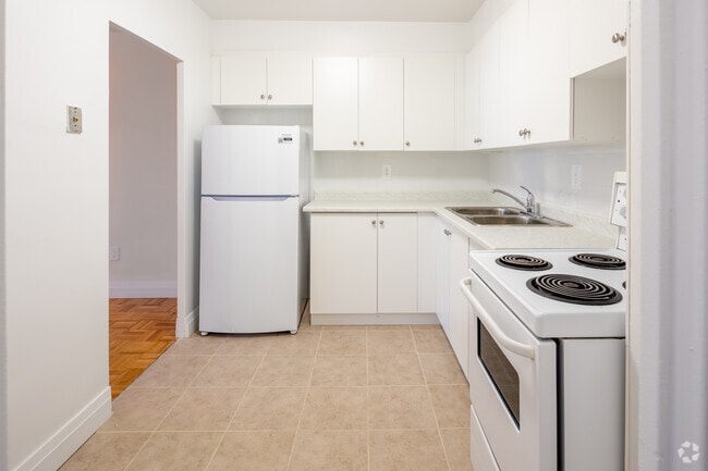 Interior Photo - 2550 Kingston