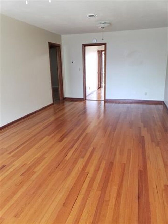 Building Photo - Charming Duplex Unit In Franklin Park