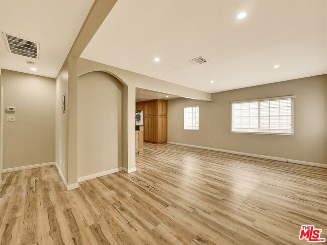 Foto del edificio - 5341 Strohm Ave