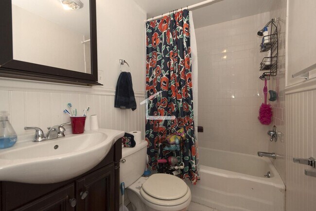 Building Photo - 2Br/1Bth, Great location! Heat/Hot Water included!