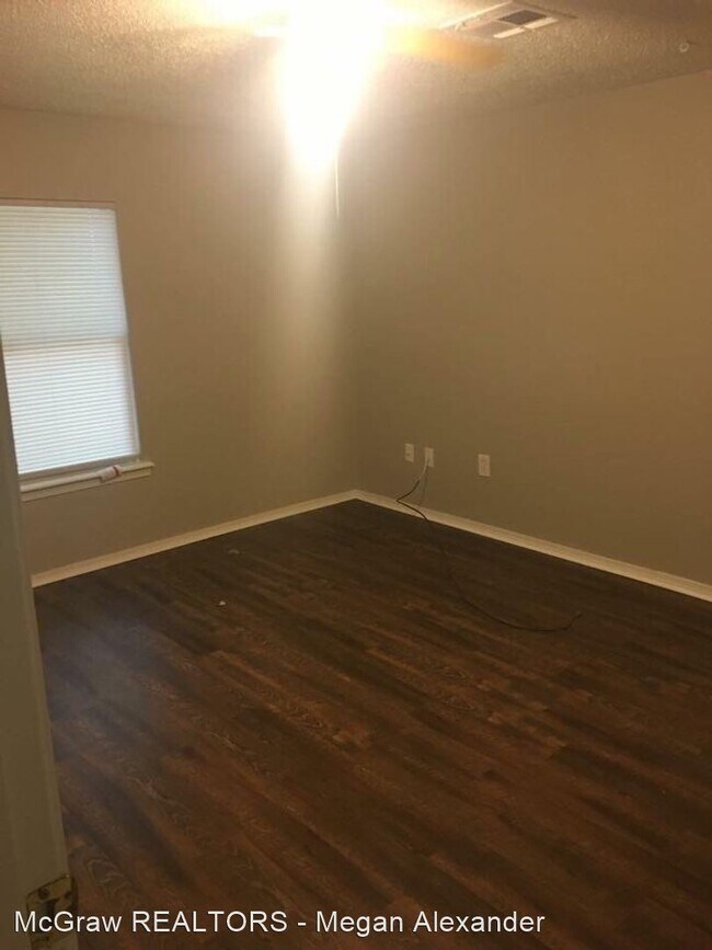 Foto del edificio - 2 br, 1 bath House - 930 W 12th