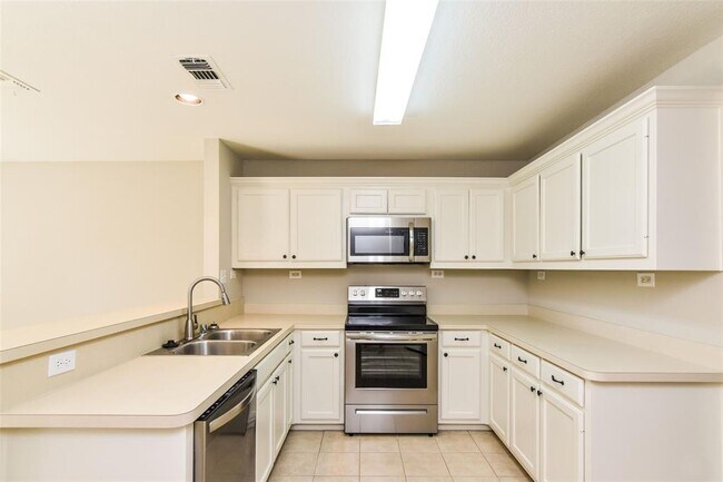 Building Photo - 2207 Brookview Dr