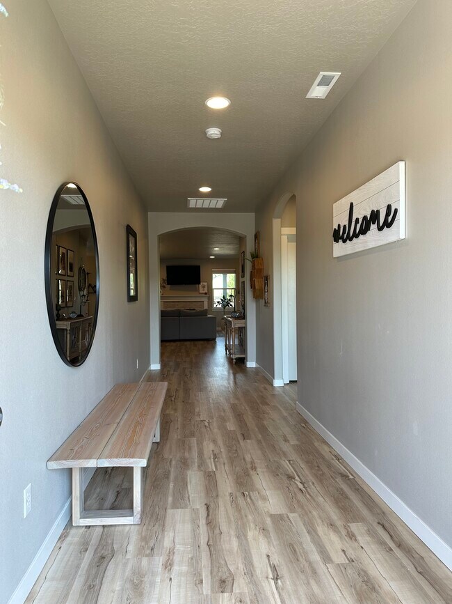 Building Photo - 1086 NW 24th Ln