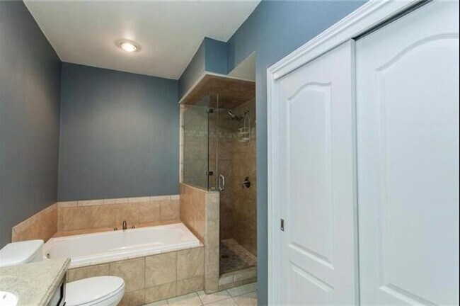 Foto del edificio - 2450 Wickersham Ln