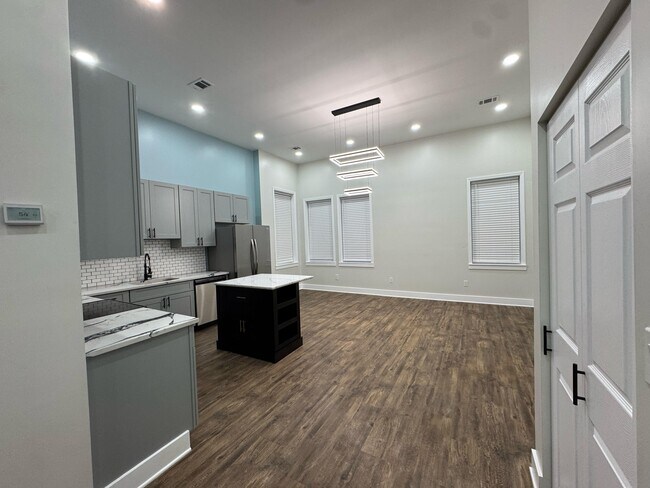 Foto del edificio - 319 E Main St