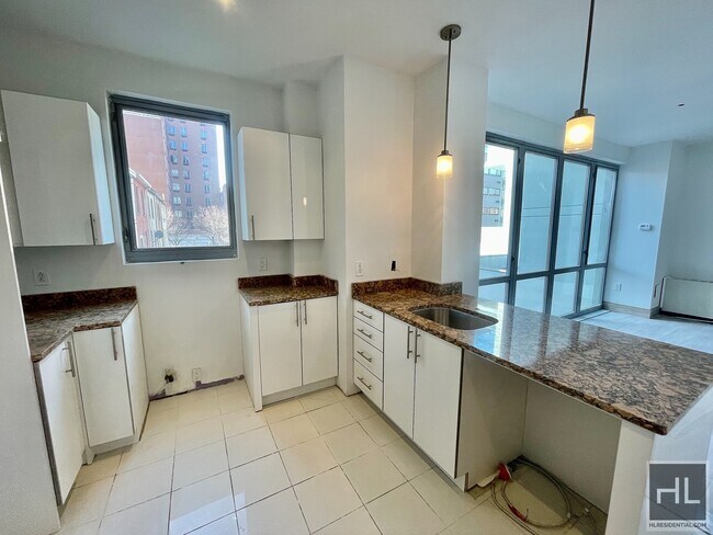 Building Photo - 110 4TH AVENUE 2A