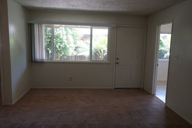 Building Photo - 3 bedroom 1 bath duplex in the wonderful city of Fair Oaks!