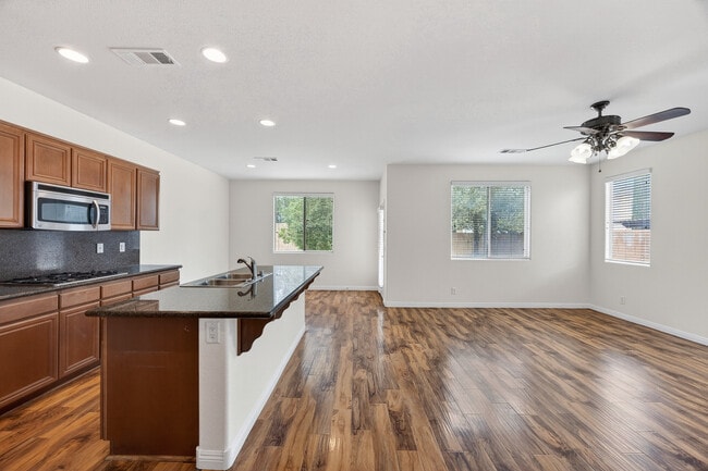 Foto del edificio - 10324 Bush Mountain Ave