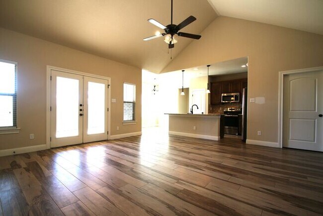 Foto del edificio - COMING SOON! 3BD/2BA Home in Benbrook | Vaulted Ceilings | Gourmet Kitchen | 2-Car Garage | Lands...