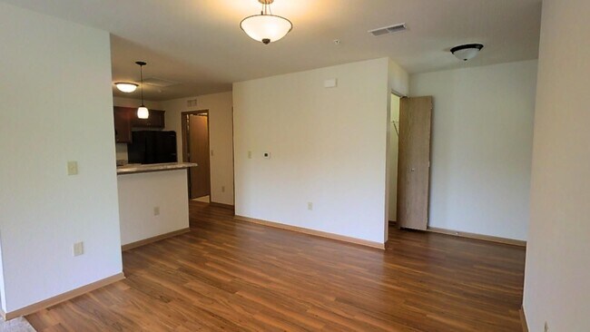 Building Photo - Condo Style Lower 2 Bedroom 2 Bathroom Apartment is Available