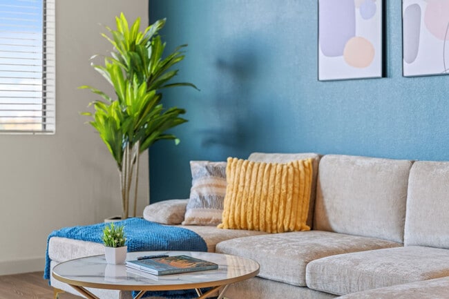 Foto del edificio - 711 W Broadway Rd