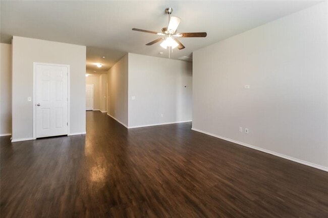 Building Photo - 1800 Sloane Dr