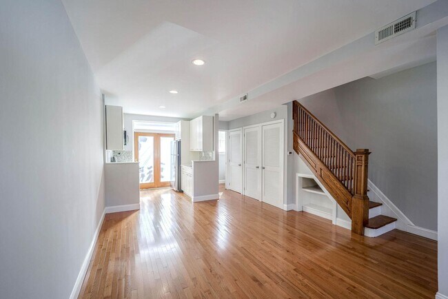 Foto del edificio - 738 Hobart Pl NW