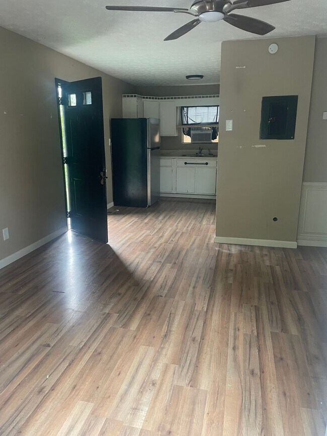 Building Photo - Oak Ridge 37830 - 2 bedroom, 1 bath home -...