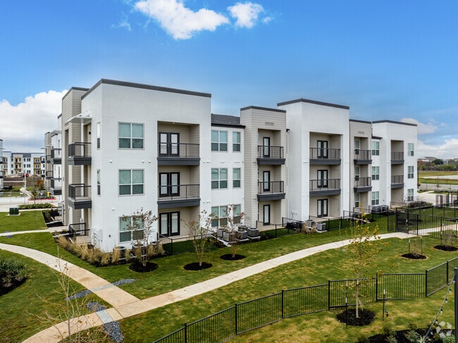 Building Photo - Moderno