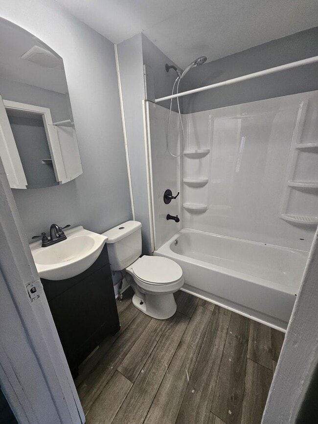 Building Photo - Lower three bedroom unit on Upper East Side