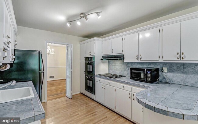 Building Photo - 6615 Lone Oak Dr