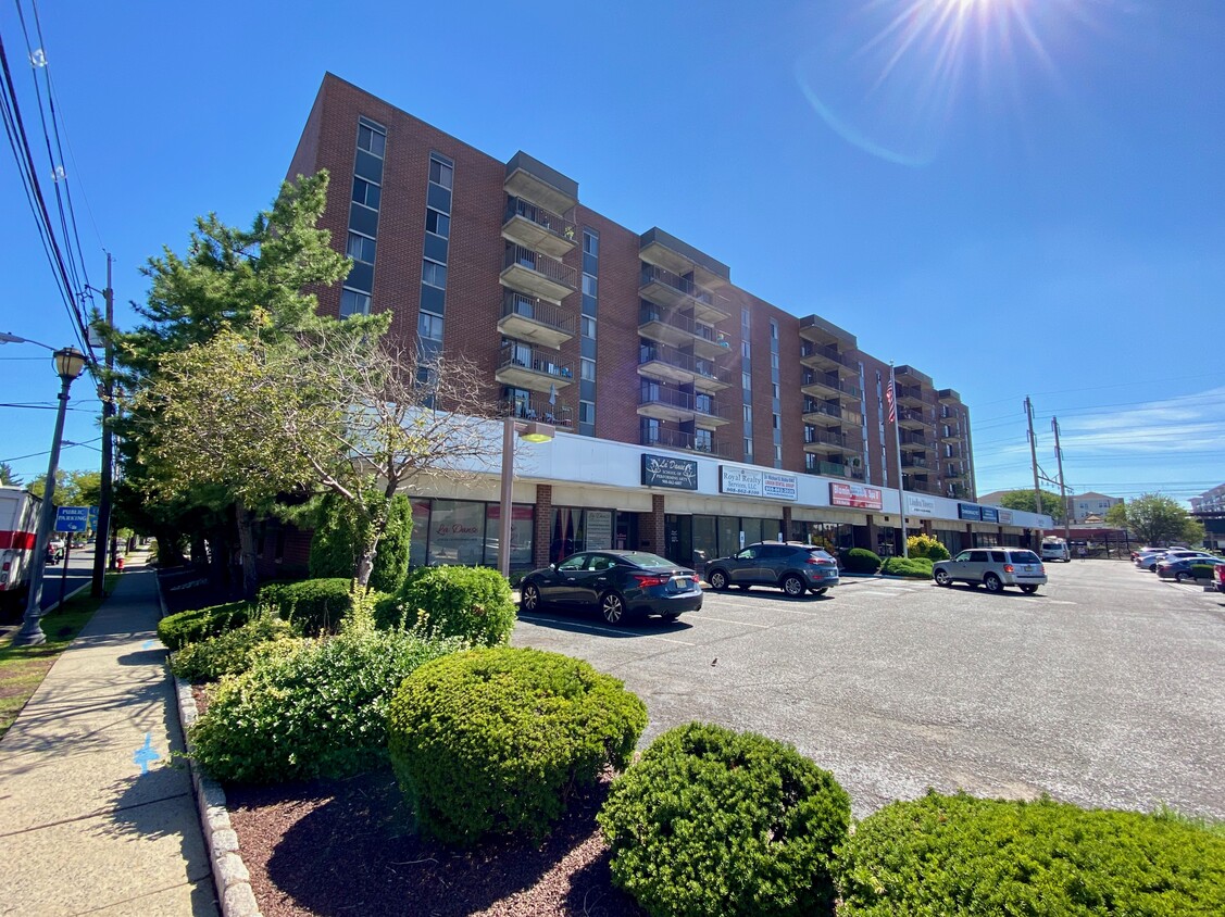Primary Photo - 10 N Wood Ave