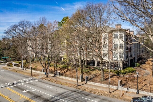 Foto del edificio - 828 Highland Ln NE