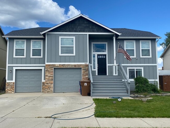 Building Photo - Beautiful 4-bedroom 2.5 bath home located ...