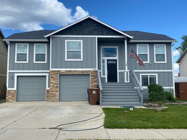 Foto del edificio - Beautiful 4-bedroom 2.5 bath home located ...