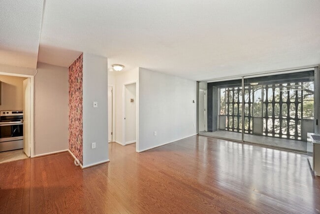 Building Photo - One month free rent with a lease start date on or before February 28th, 2026! 1 bedroom 1 bathroo...