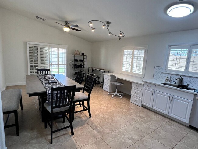 Foto del edificio - Cozy Fully Furnished Single Story Home