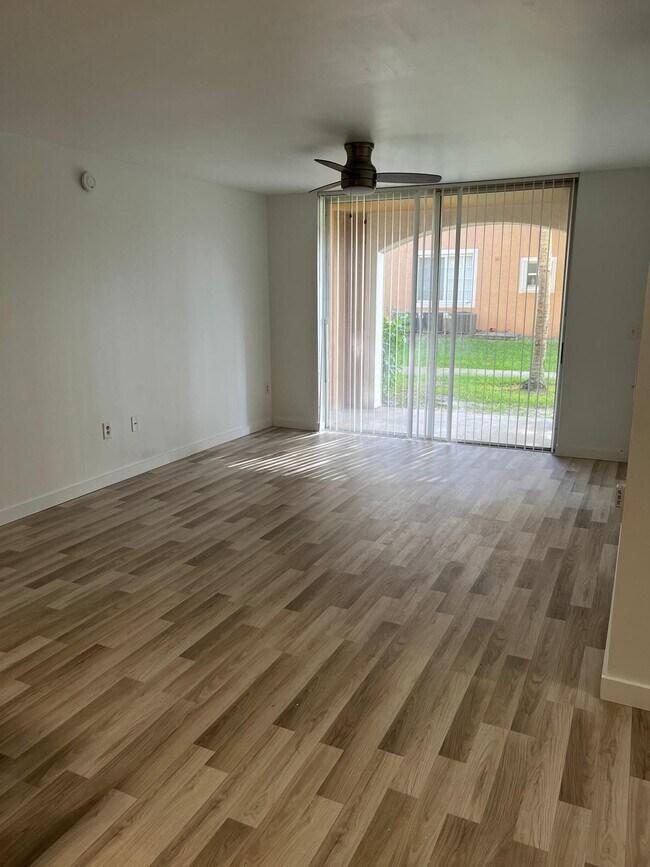 Foto del edificio - 2071 Renaissance Blvd