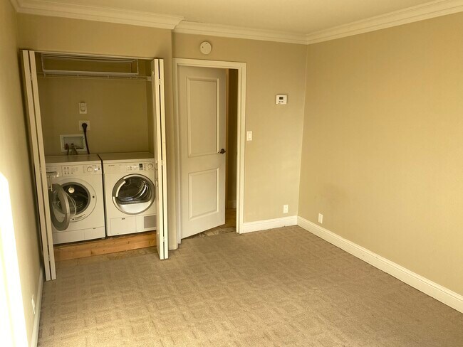 Dormitorio con lavadora y secadora en el armario n.º 2 - 700 E 8th St