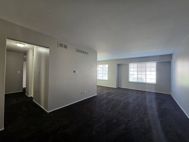 Building Photo - 30276 Southfield Rd