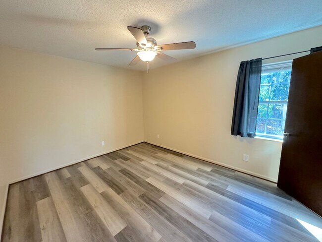 Building Photo - 1 BED | 1 BATH | WHITEBLUFF