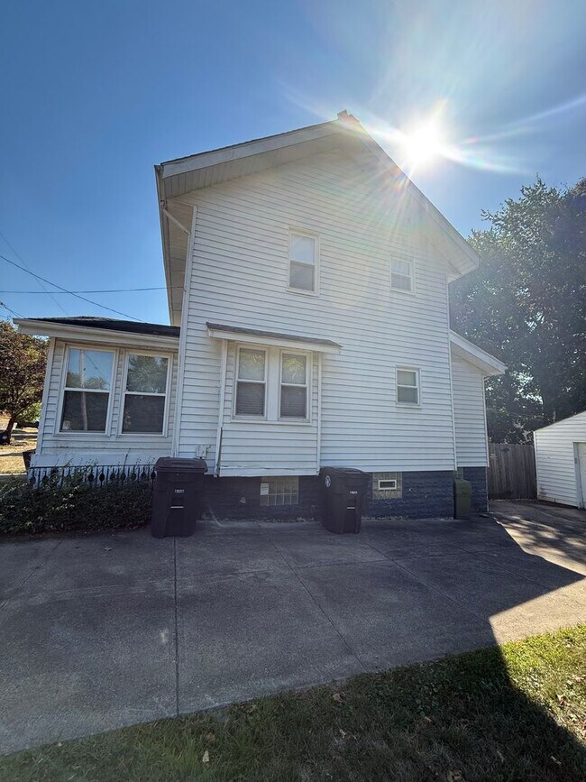Building Photo - Single Family 3 bedroom