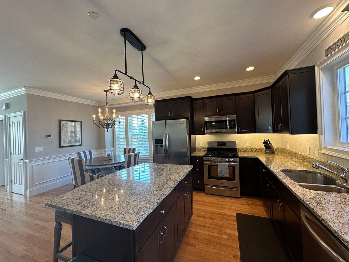 Foto principal - Spacious 3-Bedroom Townhouse in Prime Exet...