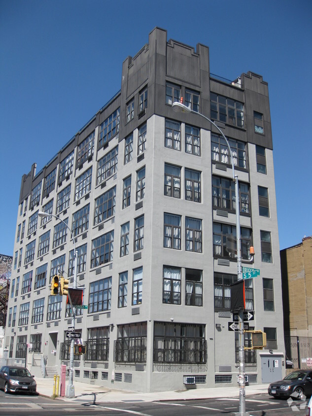 Building Photo - 808 Driggs