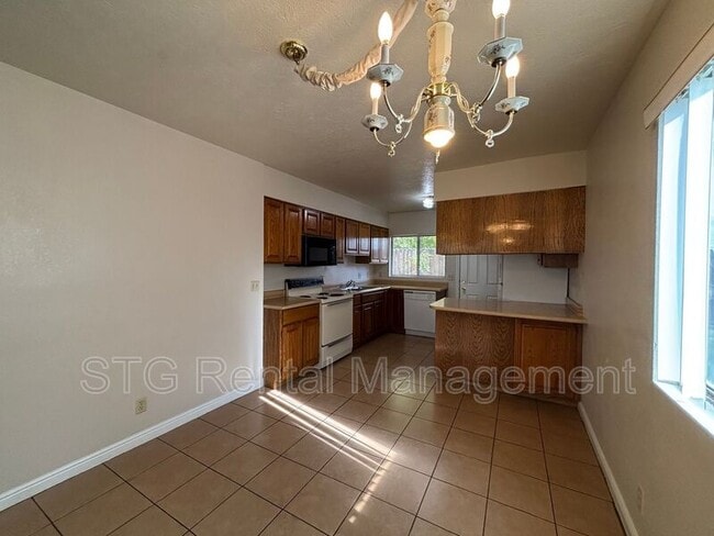 Foto del edificio - 325 N Main St