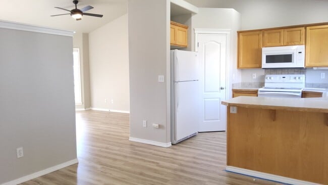Building Photo - 4 bedroom, 2.5 bathroom home with all new ...