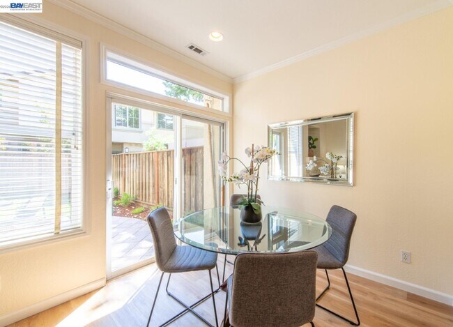 Foto del edificio - 457 Ribbonwood Ave