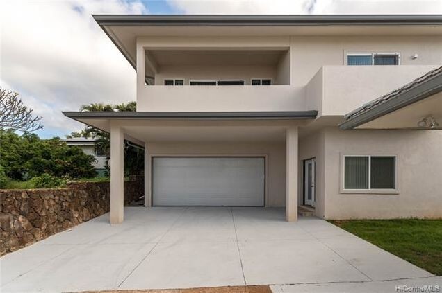 Foto principal - Contemporary Custom Built Home in rarely a...