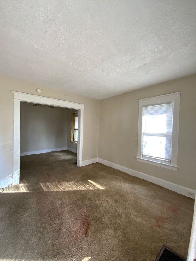 Building Photo - Simple and Comfortable 3-Bedroom, 1-Bathro...