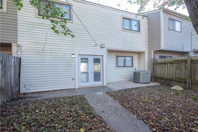 Foto del edificio - Bryan - 3 Bedroom / 1.5 bathroom / Carport / Back Yard, 2 Story unit.