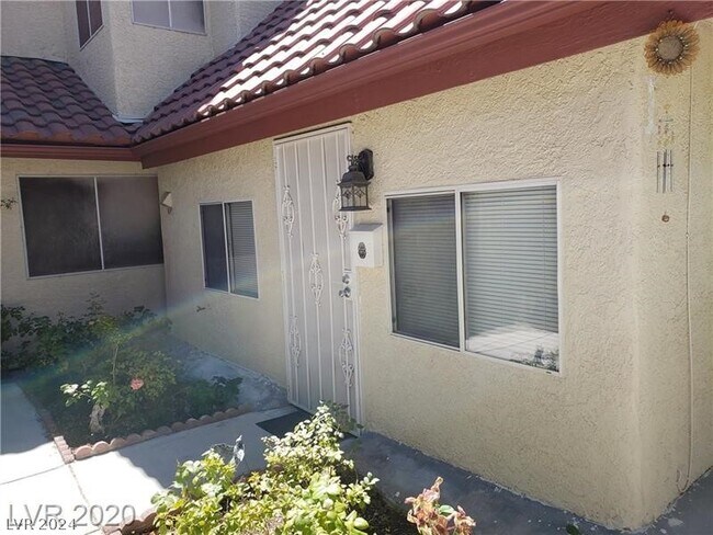 Building Photo - 85 Fantasia Ln