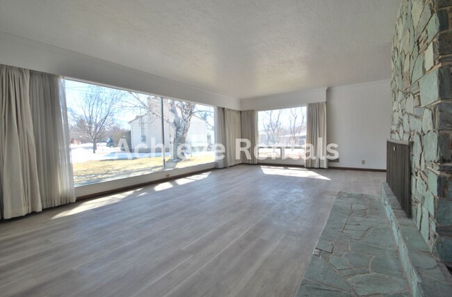 Foto del edificio - Adventure Meets Convenience in This Logan Home