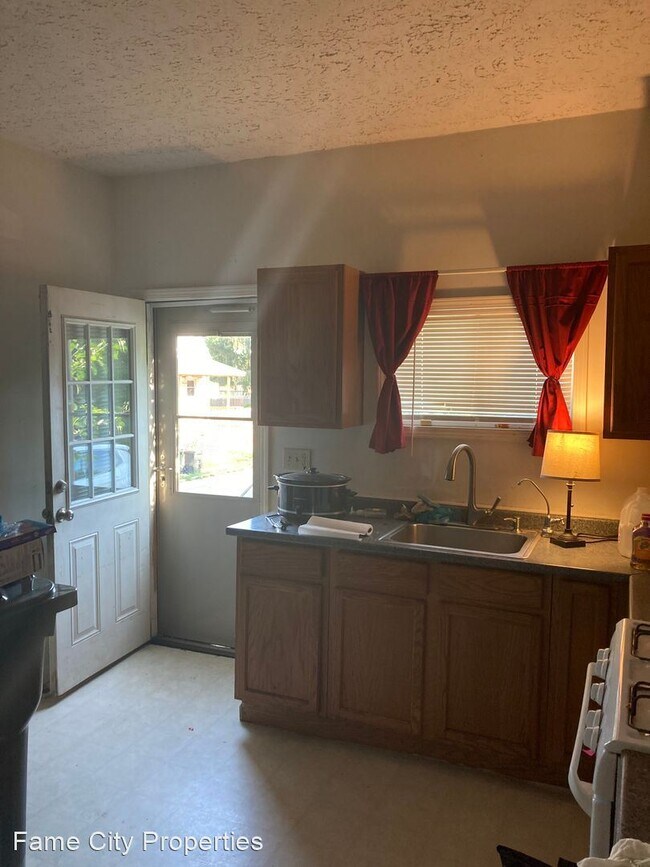 Foto del edificio - 4 br, 1 bath House - 1800 4th St NW